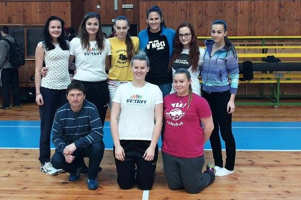 TÃ½m volejbalistek s kouÄem p. prof. M. KomonÄ›m (vlevo dole :-))