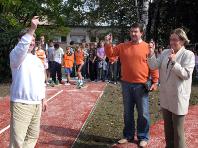 A pÅ™iÅ¡li hostÃ© (mÃ­stostarostka mÄ›sta Marcela SezemskÃ¡, zÃ¡stupce PardubickÃ©ho kraje VÃ¡clav Shejbal, pÅ™edseda TJ Svitavy Josef Marek a dalÅ¡Ã­. NÄ›kteÅ™Ã­ z nich se ujali slavnostnÃ­ho pÅ™estÅ™iÅ¾enÃ­ pÃ¡sky, pardon slavnostnÃ­ vÃ½stÅ™el....
