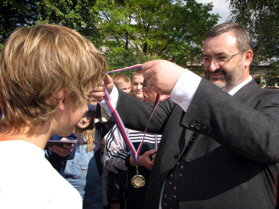 A oceÅˆovali se nejlepÅ¡Ã­ (zlatou pÅ™edÃ¡vÃ¡ Å™editel Å¡koly Milan BÃ¡Äa).