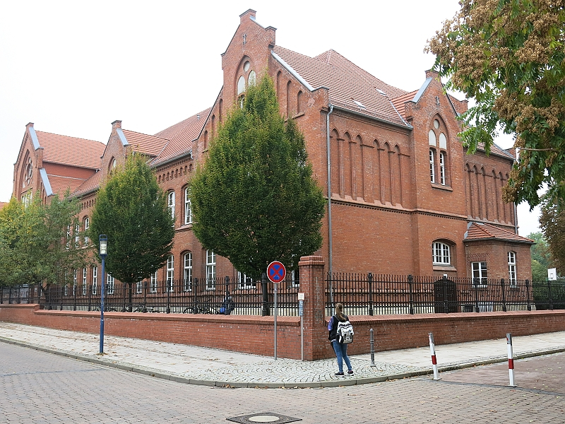 2. budova Å¡koly (v tÄ›Å¡nÃ©m sousedstvÃ­)