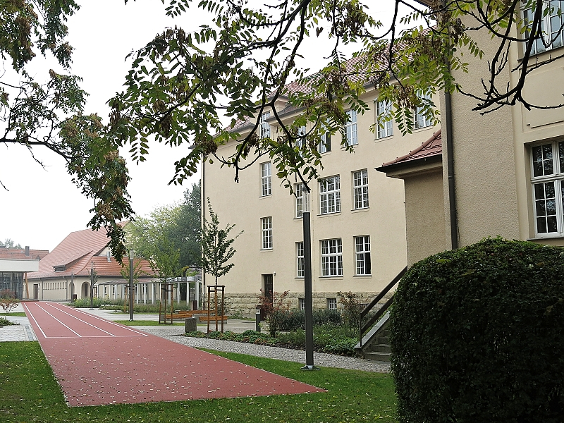 DvÅ¯r Å¡koly.