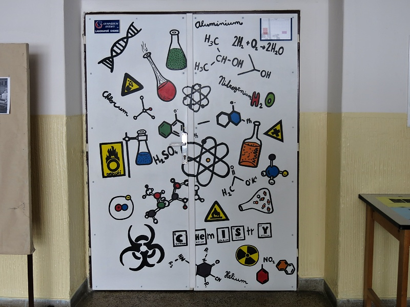 Dveře do laboratoře chemie