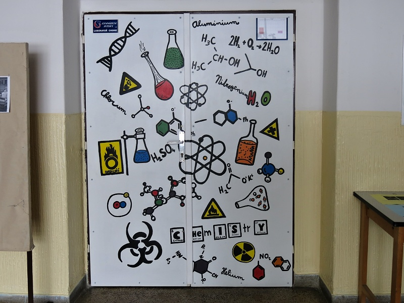 DveÅ™e do laboratoÅ™e chemie