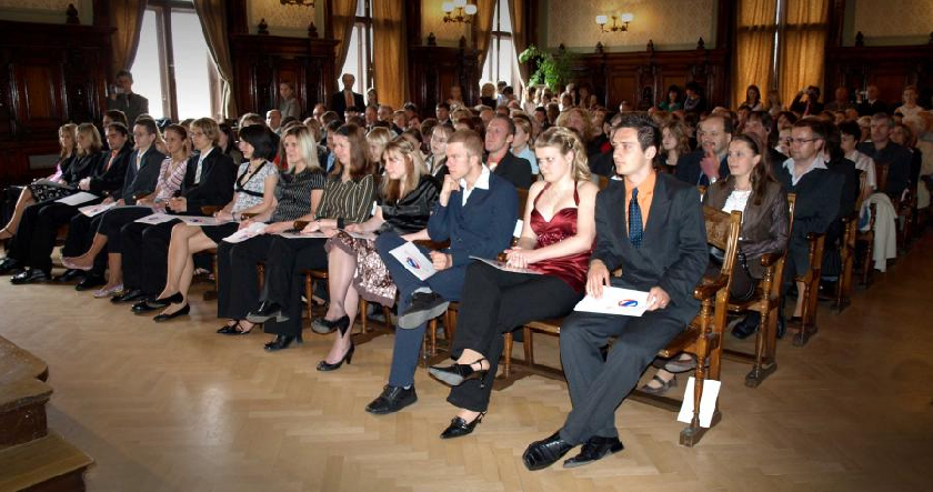 SlavnostnÃ­ pÅ™edÃ¡vÃ¡nÃ­ maturitnÃ­ch vysvÄ›dÄenÃ­ 22. 5. 2008.