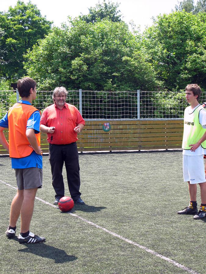 "Slavnostní" výkop a spuštění času - ředitel školy