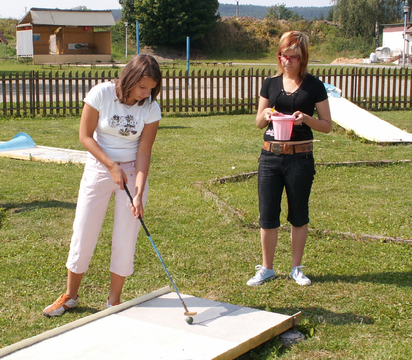 1. B na minigolfu v CihelnÄ›.