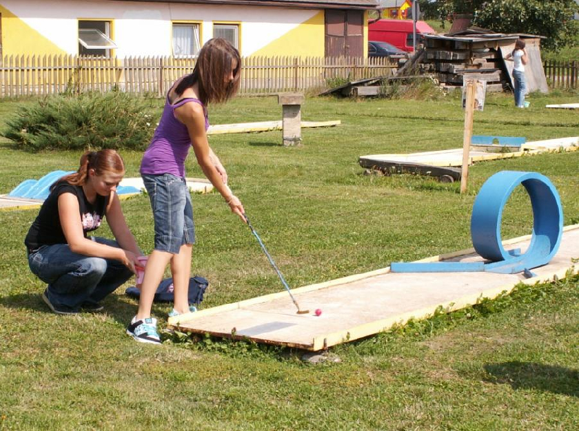 1. B na minigolfu v CihelnÄ›.