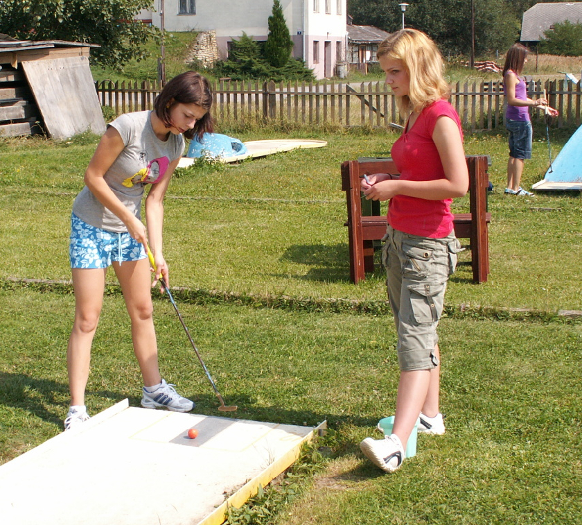 1. B na minigolfu v CihelnÄ›.