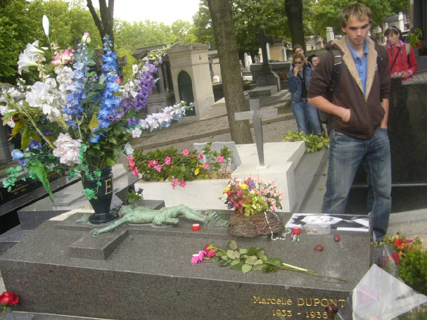 U hrobu E. Piaf