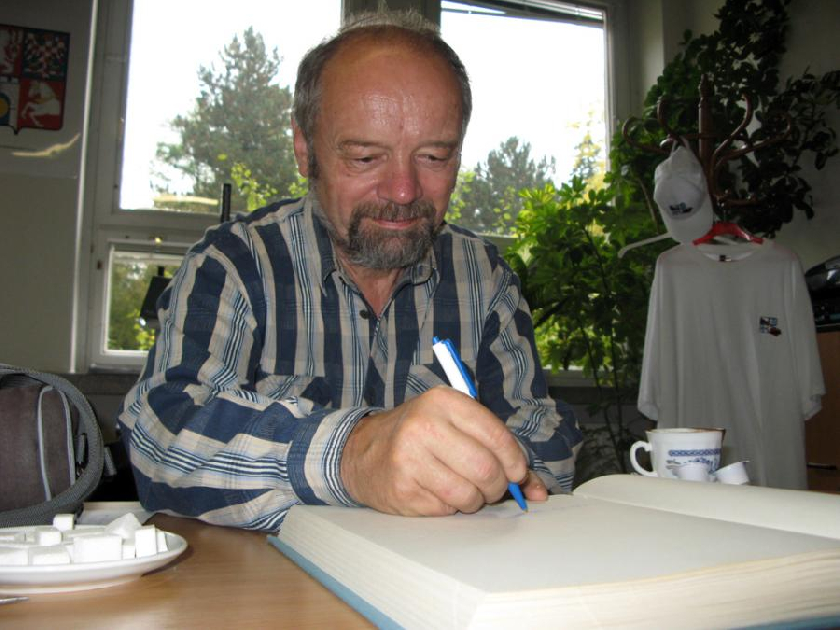 OrganizÃ­tor besedy Milan Daniel z obÄanskÃ©ho sdruÅ¾enÃ­ "Most pro lidskÃ¡ prÃ¡va"