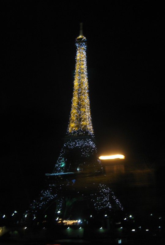 Noční Eiffelovka - v každou celou hodinu krásně jiskřila
