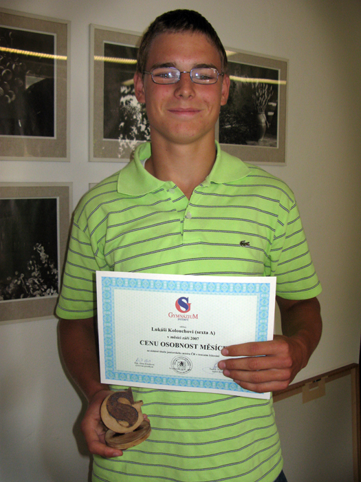 Student sexty A LukÃ¡Å¡ Kolouch pÅ™i pÅ™ebÃ­rÃ¡nÃ­ Ceny Osobnost mÄ›sÃ­ce (10. 10. 2007).