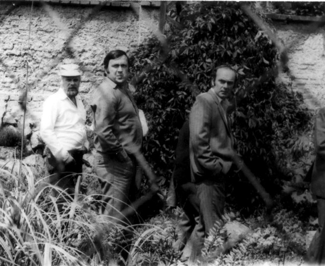 Zleva profesoÅ™i BrÃ½dl (1975 - 1990), Stodola (1964 - dosud) a Seka (1974 - 1991).
