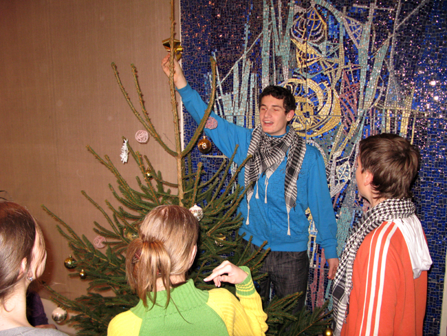 Å kolnÃ­ vÃ¡noÄnÃ­ stromek letos zdobili studenti 1. B