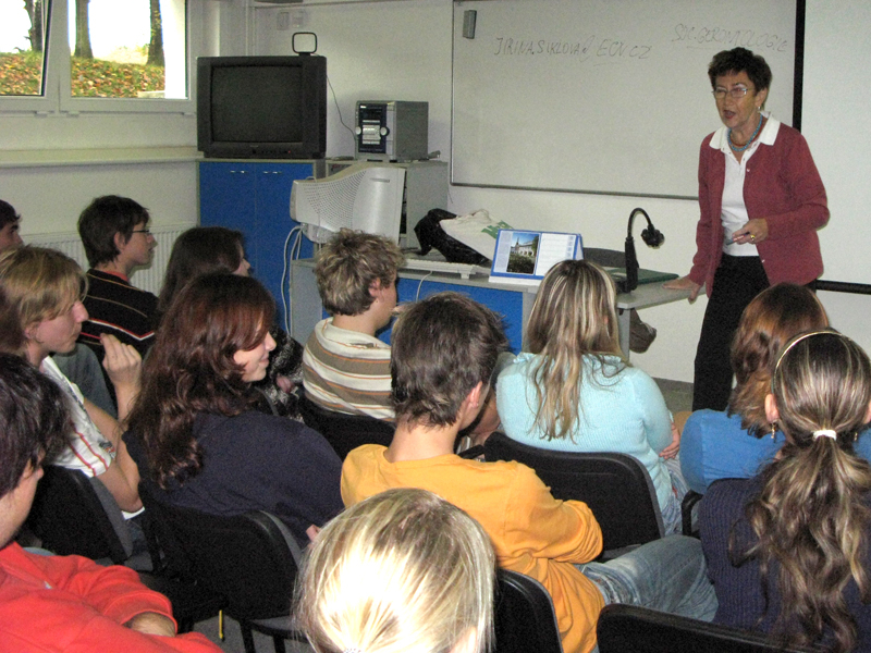 JiÅ™ina Å iklovÃ¡ pÅ™i besedÄ› se studenty.