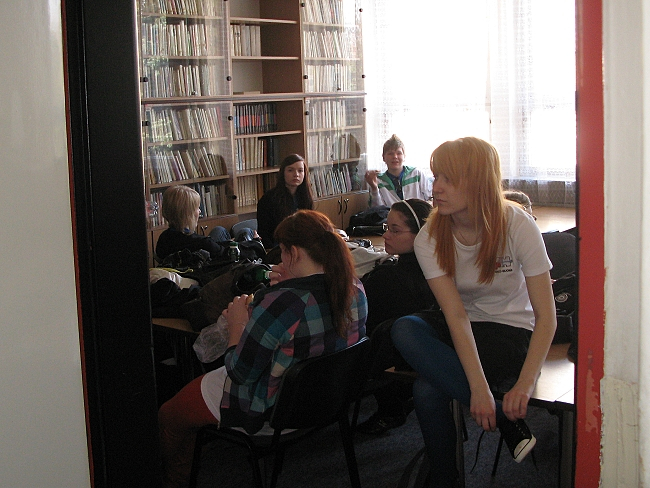 Finští studenti při prohlídce školy.
