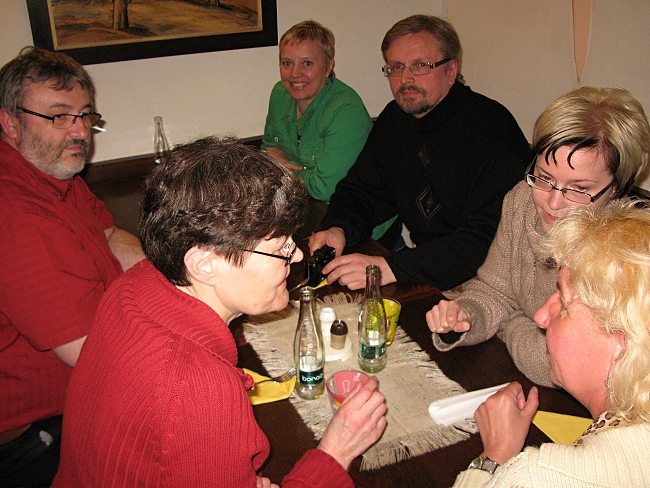 Hosté a hostitelé na společném obědě v Moravské Třebové.
