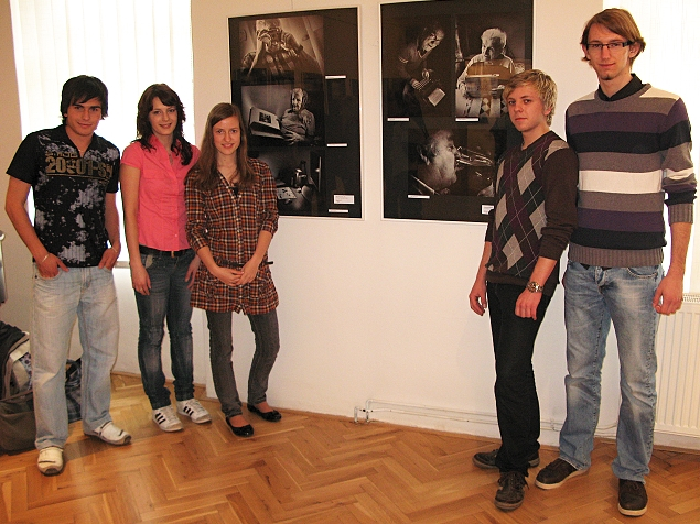 Naši fotografové před vítěznou kolekcí fotografií (chybí E. Prudilová a H. Kratochvílová).