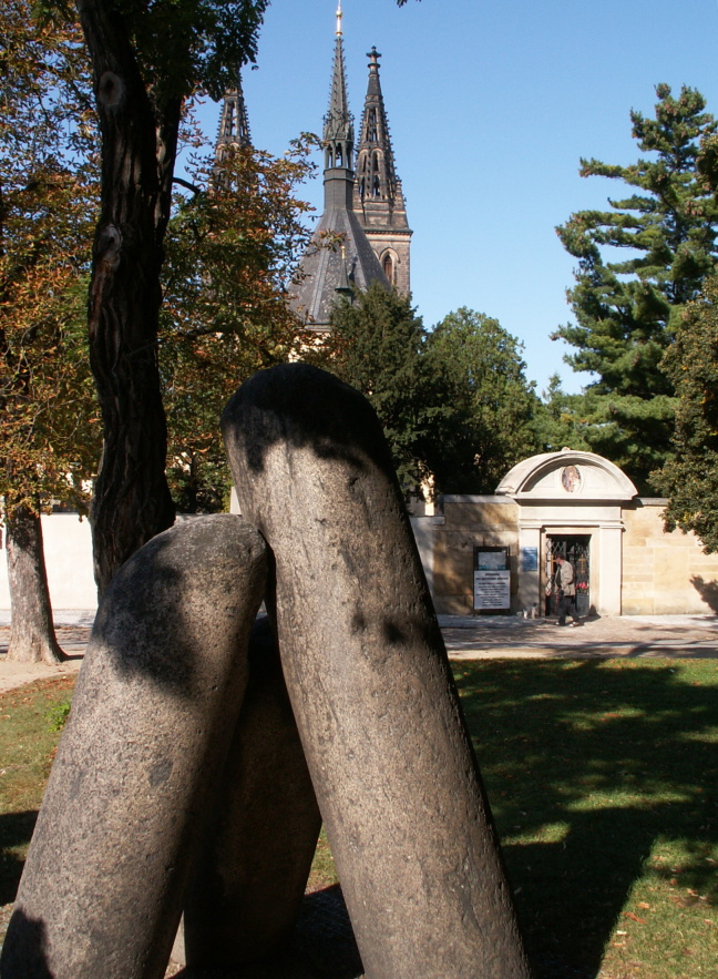 V okolí kostela sv. Petra a Pavla na Vyšehradě.