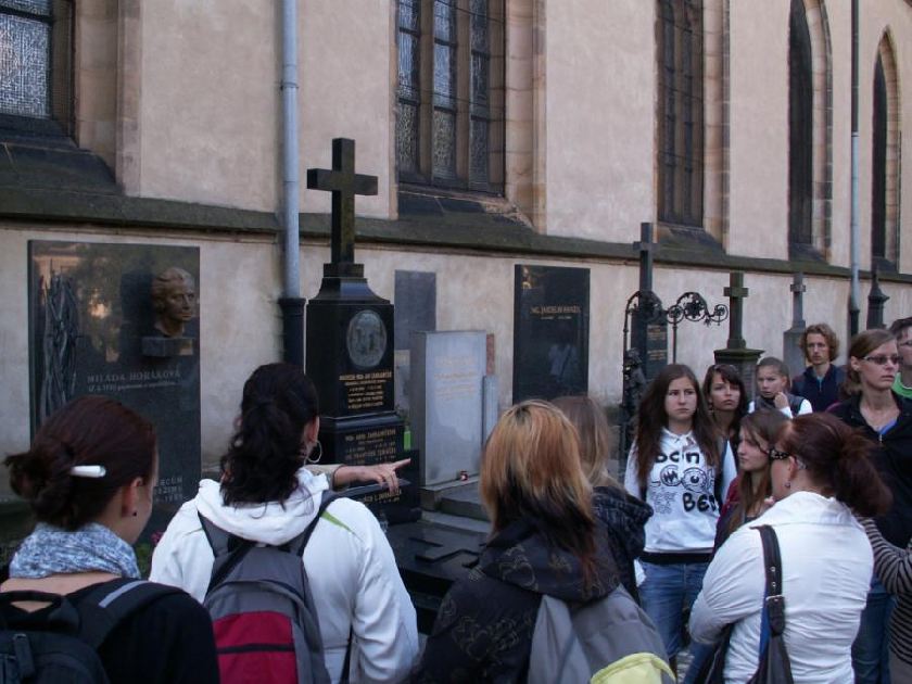 Vyšehradský hřbitov u kostela sv. Petra a Pavla.