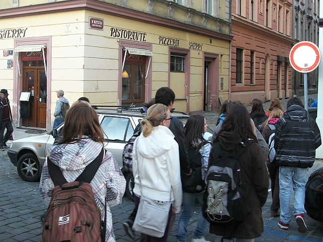 Zde bÃ½valo prvnÃ­ divadlo - ulice V KotcÃ­ch
