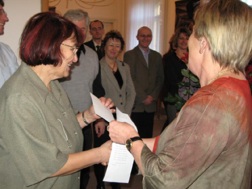 Mgr. K. ZdraÅ¾ilovÃ¡ pÅ™ebÃ­rÃ¡ ocenÄ›nÃ­ od mÃ­stostarostky M. SezemskÃ©.