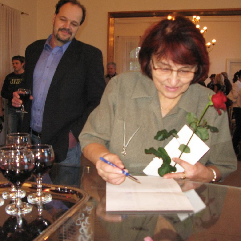Mgr. K. ZdraÅ¾ilovÃ¡ v obÅ™adnÃ­ sÃ­ni.