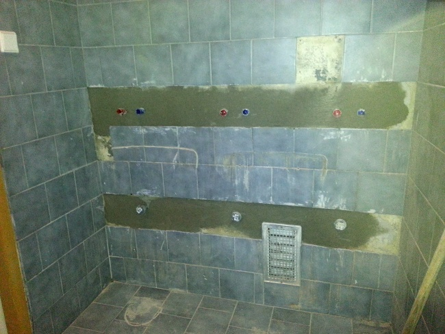 V budově školy se instaluje 20 nových umývadel u toalet.
