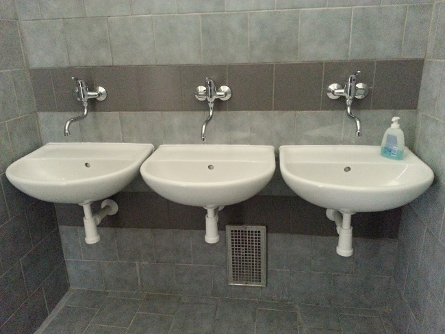 NovÃ¡ umÃ½vadla na toaletÃ¡ch (navÃ­c - mÃ­sto dvou jsou nynÃ­ v celÃ© budovÄ› na toaletÃ¡ch vÅ¾dy 3)