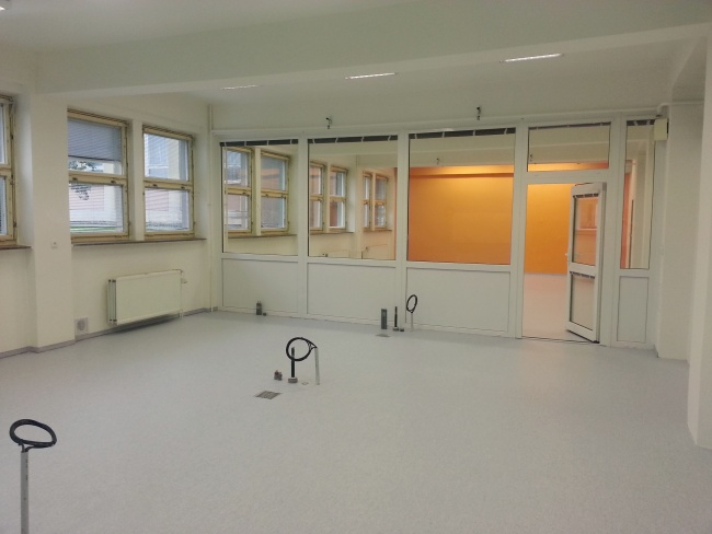 NovÄ› zbudovanÃ¡ uÄebna globÃ¡lnÃ­ vÃ½chovy (na snÃ­mku bez Å¡kolnÃ­ho a laboratornÃ­ho nÃ¡bytku)