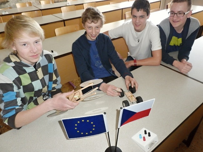 Z prÃ¡ce fyzikÃ¡lnÃ­ho kouÅ¾ku (krouÅ¾ku mladÃ½ch technikÅ¯)