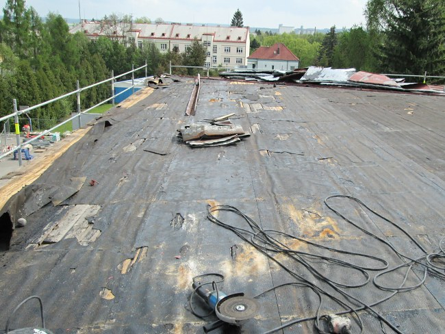 Několik fotografií z opravy a zateplení střechy.
