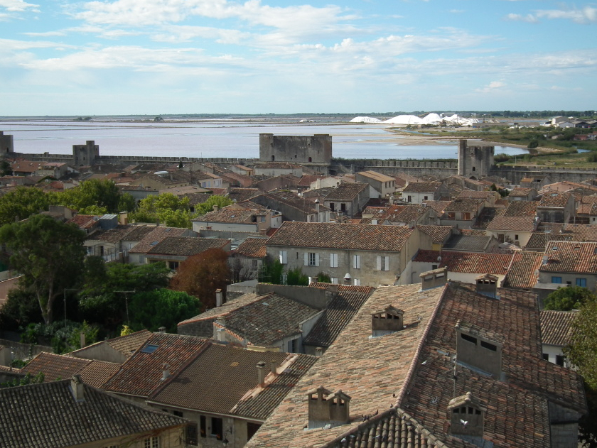 StÅ™edovÄ›kÃ© hradebnÃ­ mÄ›steÄko Aigues Mortes, v pozadÃ­ saliny pro tÄ›Å¾bu soli.