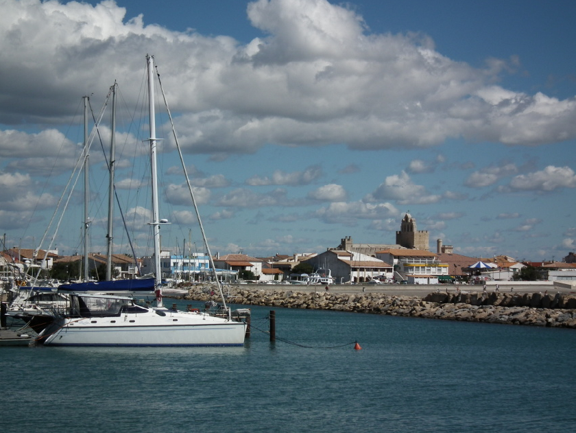 PÅ™Ã­stavnÃ­ Les Saintes-Maries de la Mer v deltÄ› v oblasti Camargue.