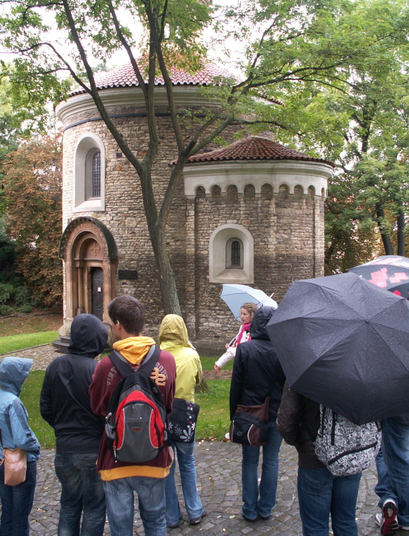 PÅ™ed rotundou Sv.Martina na VyÅ¡ehradÄ›.