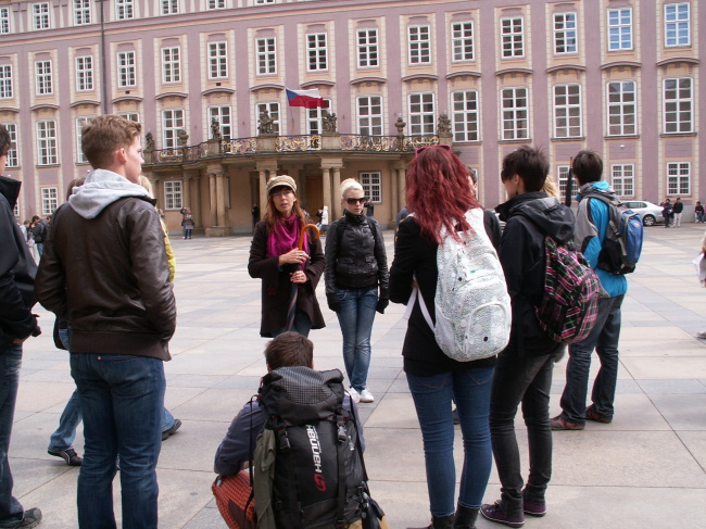 ZaposlouchanÃ­ studenti na tÅ™etÃ­m hradnÃ­m nÃ¡dvoÅ™Ã­ PraÅ¾skÃ©ho hradu.