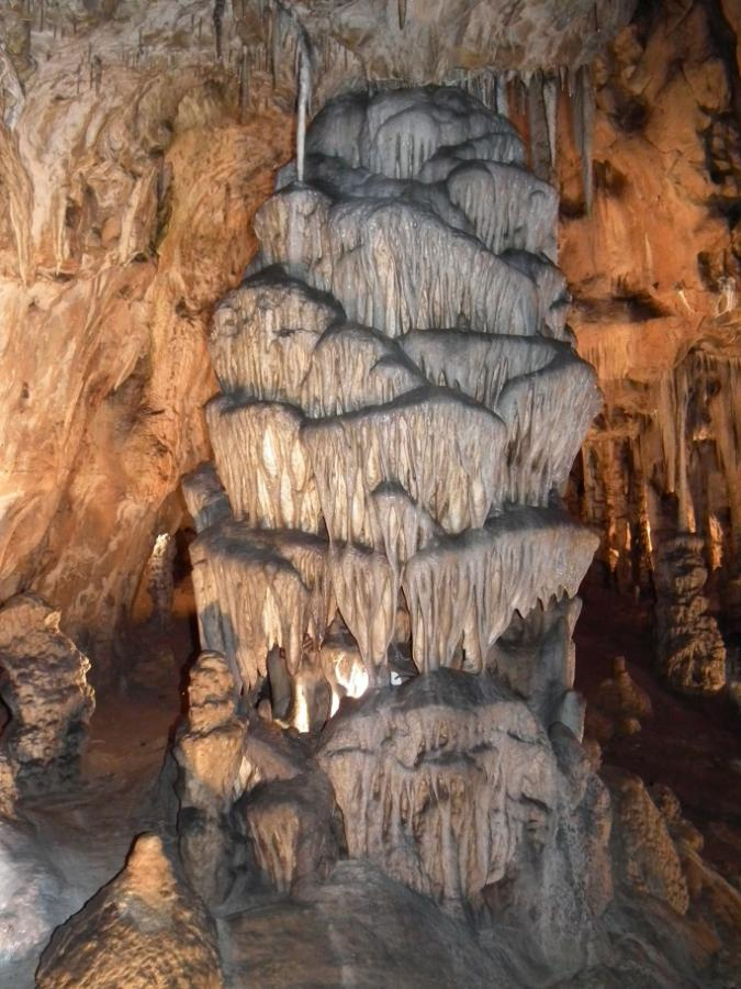 NejmohutnÄ›jÅ¡Ã­ kaskÃ¡dovitÃ½ stalagmit se nachÃ¡zÃ­ v EliÅ¡ÄinÄ› jeskyni.