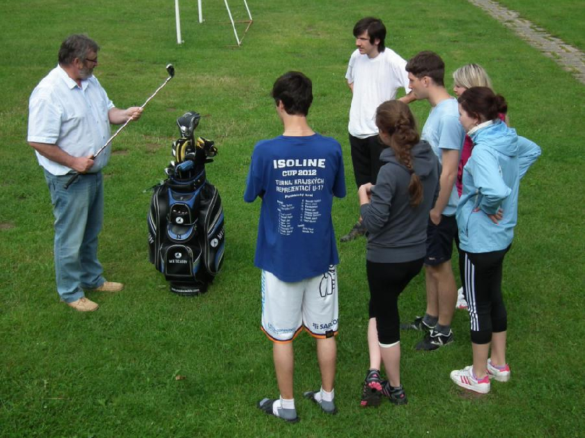 SportovnÃ­ ÄÃ¡st pomohl vyplnit i pan Å™editel BÃ¡Äa krÃ¡tkou lekcÃ­, pÅ™i kterÃ© si studenti zkusili odpÃ¡lit golfovÃ½ mÃ­Äek (nebylo to vÅ¯bec jednoduchÃ©).