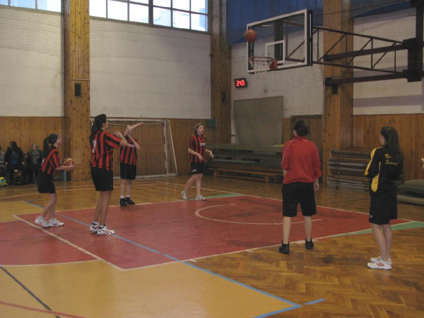 I tady se jeÅ¡tÄ› naÅ¡e dÄ›vÄata rozcviÄujÃ­.