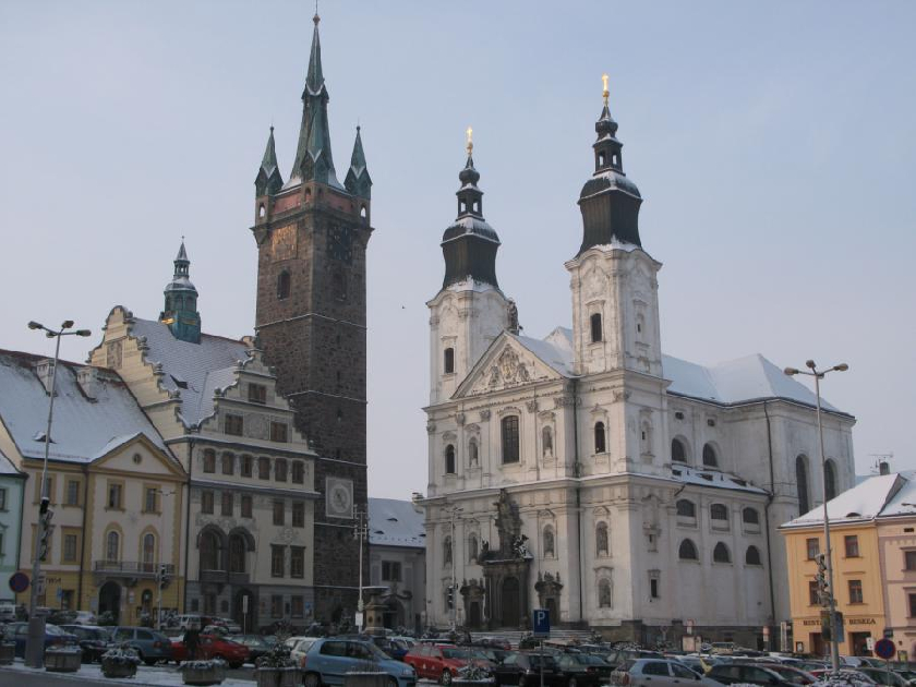 Pohled na radnici, ÄŒernou vÄ›Å¾ a jezuitskÃ½ kostel na nÃ¡mÄ›stÃ­ v Klatovech.