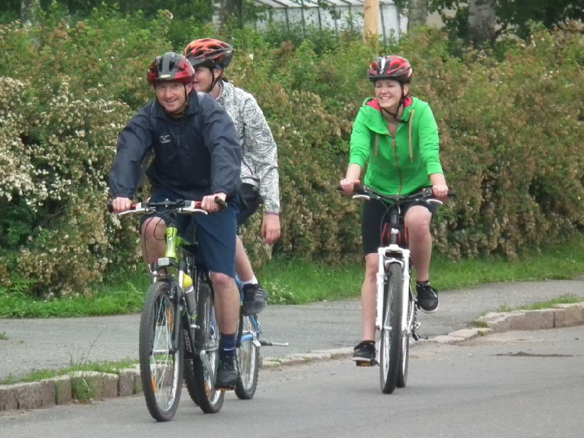 JÃ­zda je mÃ­sty nÃ¡roÄnÃ¡, ale na fotografiÃ­ch se musÃ­me tvÃ¡Å™it pÅ™Ã­vÄ›tivÄ›.