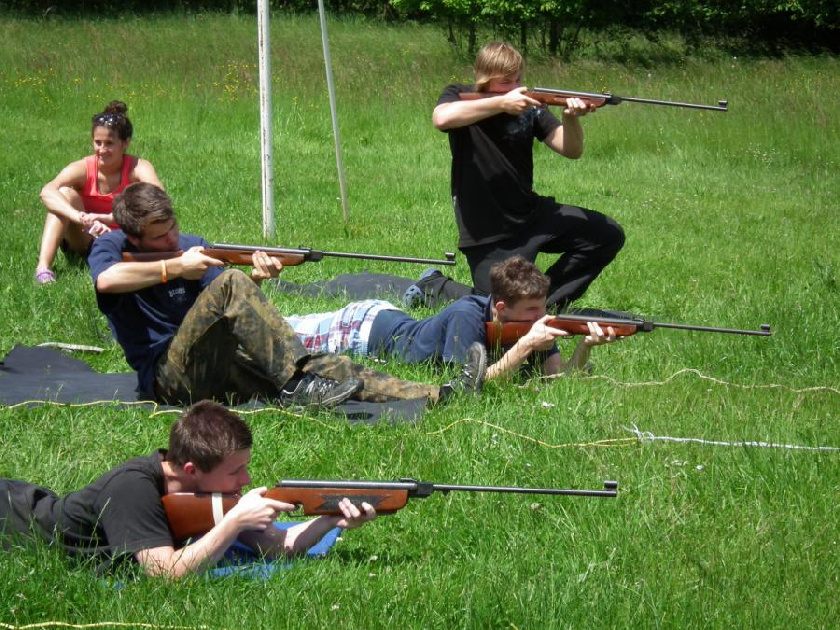 OblÃ­benou kratochvÃ­lÃ­ byla stÅ™elba ze vzduchovek.