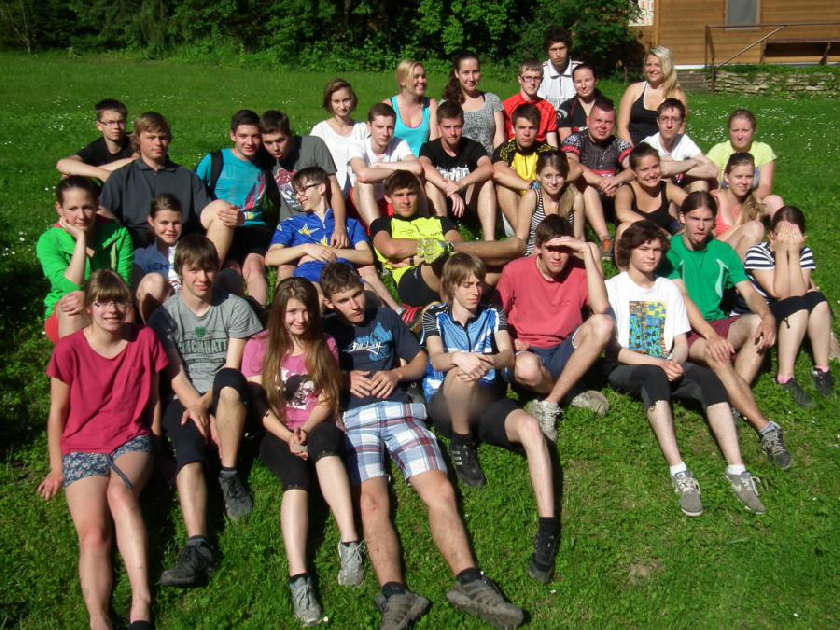 ÃšÄastnÃ­ci stÅ™edeÄnÃ­ho cyklovÃ½letu pÅ™i odpoÄinku u chaty Polanka.