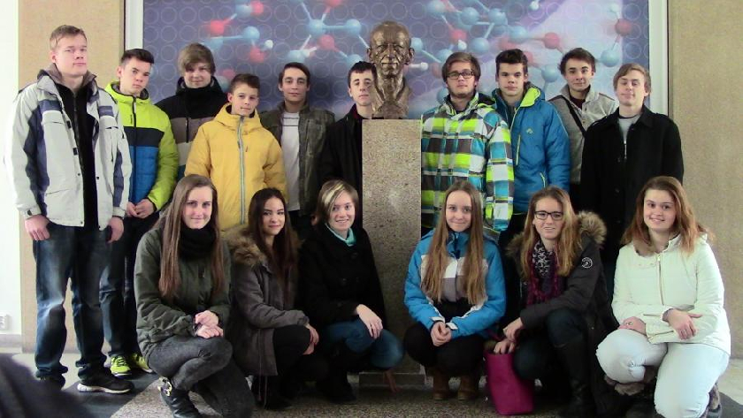 Studenti I.B u busty ÄeskÃ©ho chemika - profesora O.Wichterleho.