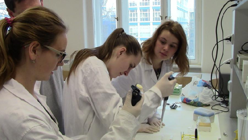 DÄ›vÄata z I.B pÅ™i pÅ™Ã­pravÄ› vzorkÅ¯ - pipetovÃ¡nÃ­.