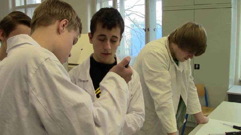 HoÅ¡i z I.B opÄ›t pÅ™i pipetovÃ¡nÃ­ vzorkÅ¯.