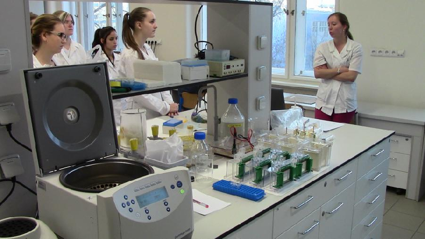 V laboratoÅ™i - pohled na centrifugu a kyvety k elektroforÃ©ze.