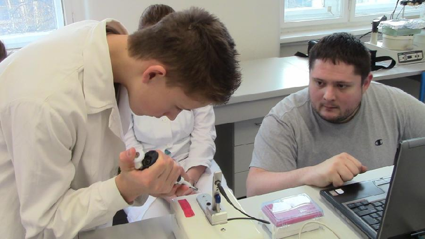 PÅ™Ã­strojovÃ¡ analÃ½za mnoÅ¾stvÃ­ DNA z bakterie v naÅ¡em vzorku.