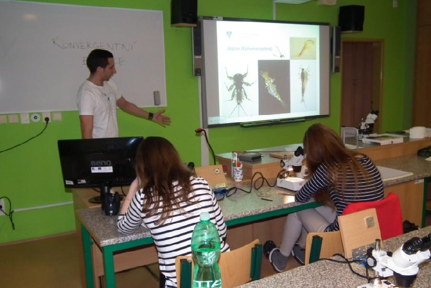 PÃ¡teÄnÃ­ cviÄenÃ­ z hydrobiologie a pÅ™ednÃ¡Å¡ku k tÃ©matu evoluce vedl Bc. Jan KollÃ¡r.