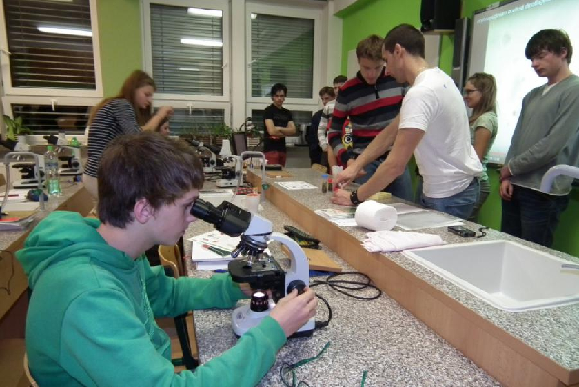 Bc. Jan KollÃ¡r a studenti pÅ™i cviÄenÃ­ z hydrobiologie.